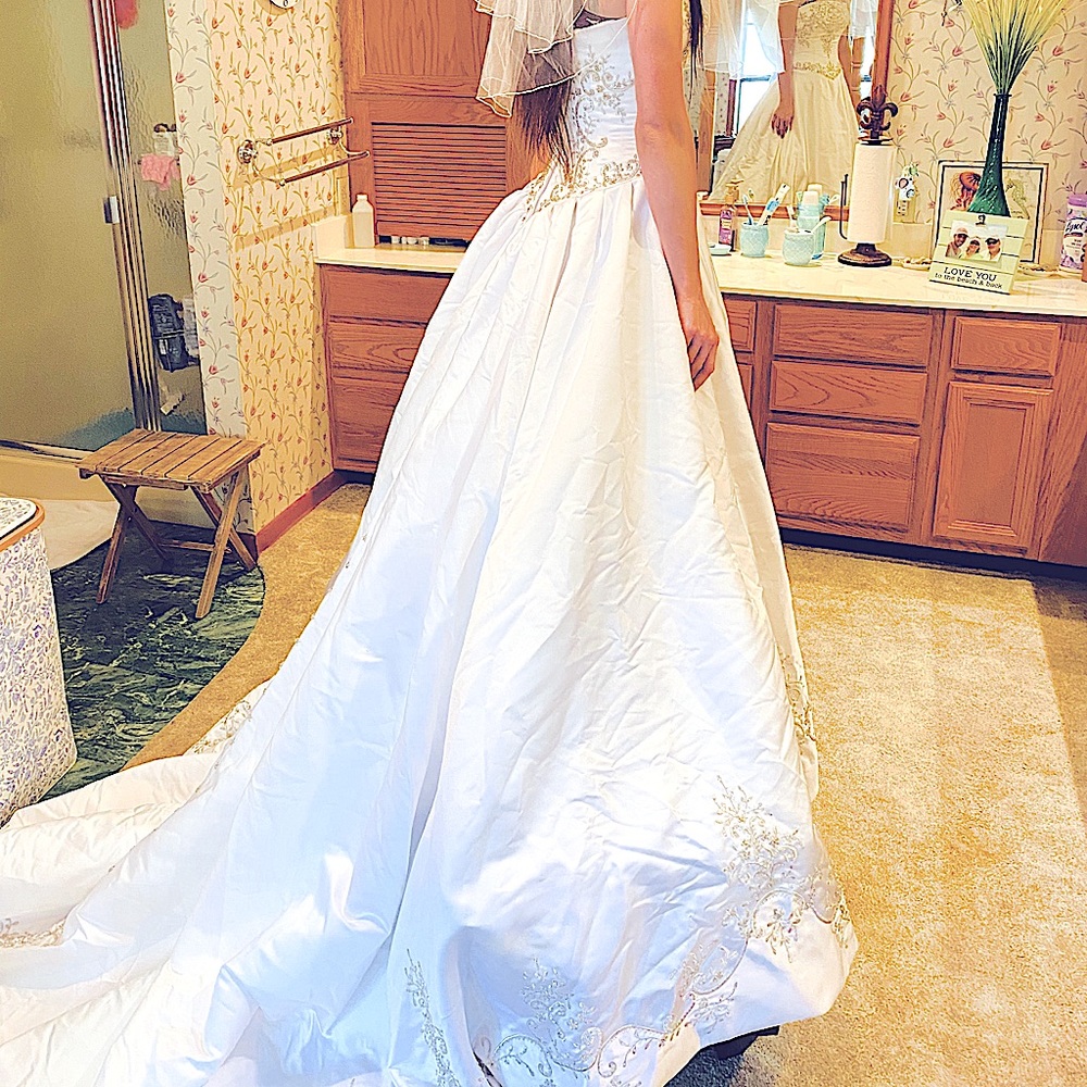 Allure Bridals Satin Wedding Dress - Picture 5 of 6